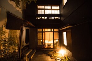 住宿正面 (夜晚)
