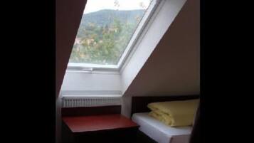 Escritorio, cortinas blackout, sistema de insonorización y wifi gratis
