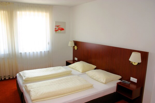 Työpöytä, pimennysverhot, äänieristys, ilmainen Wi-Fi