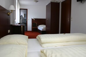 Työpöytä, pimennysverhot, äänieristys, ilmainen Wi-Fi