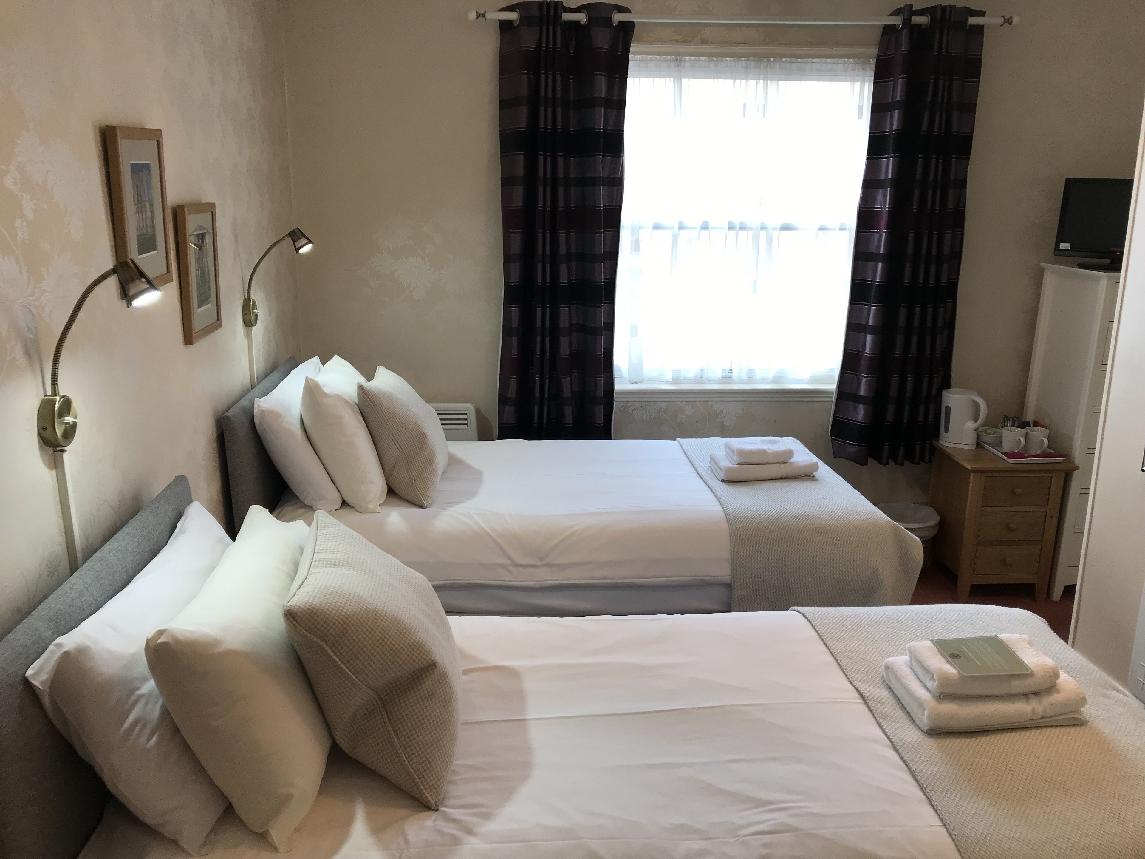 standard twin room, 2 single beds, non smoking | 1 bedroom, iron/ironing board, bed sheets