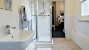 Superior tweepersoonskamer, 1 tweepersoonsbed, niet-roken | Badkamer | Een douche, gratis toiletartikelen, een haardroger, handdoeken