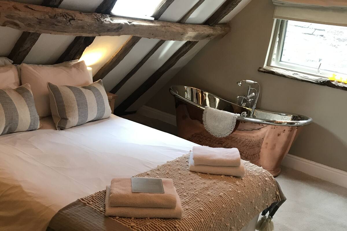 Romantic Double Room, 1 Double Bed, Bathtub, City View