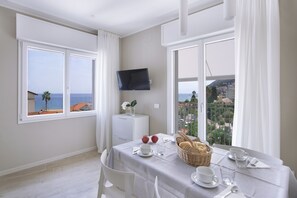 Comfort Apartment, 1 Bedroom, Balcony, Sea View | Living area | Flat-screen TV - Residence Dolcemare (Laigueglia)