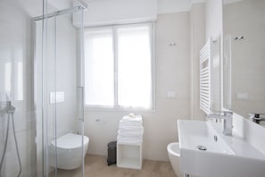 Apartamento conforto, 1 quarto, sacada, vista para o mar | Banheiro | Chuveiro, chuveiro com efeito de chuva, produtos de toalete grátis 
