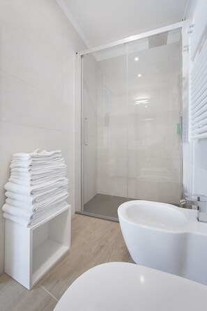 Shower, rainfall showerhead, free toiletries, hair dryer - Residence Dolcemare (Laigueglia)