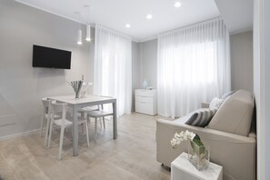 Classic Apartment, 1 Bedroom, Accessible, Terrace | Living room | Flat-screen TV - Residence Dolcemare (Laigueglia)