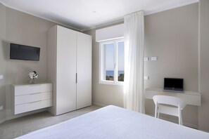 Comfort Apartment, 1 Bedroom, Balcony, Sea View | Premium bedding, down duvets, memory-foam beds, in-room safe - Residence Dolcemare (Laigueglia)