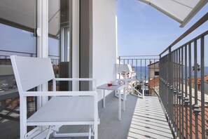 Apartamento conforto, 1 quarto, sacada, vista para o mar | Sacada