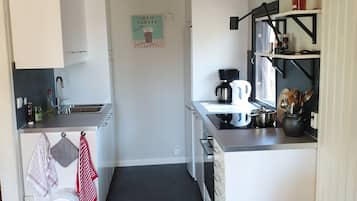 Kylskåp, ugn, spishäll och kaffe- och tebryggare