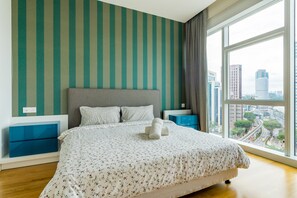 Een bureau, een strijkplank/strijkijzer, gratis wifi, beddengoed