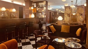 Een bar met krukken, een bank en een bijzettafeltje.