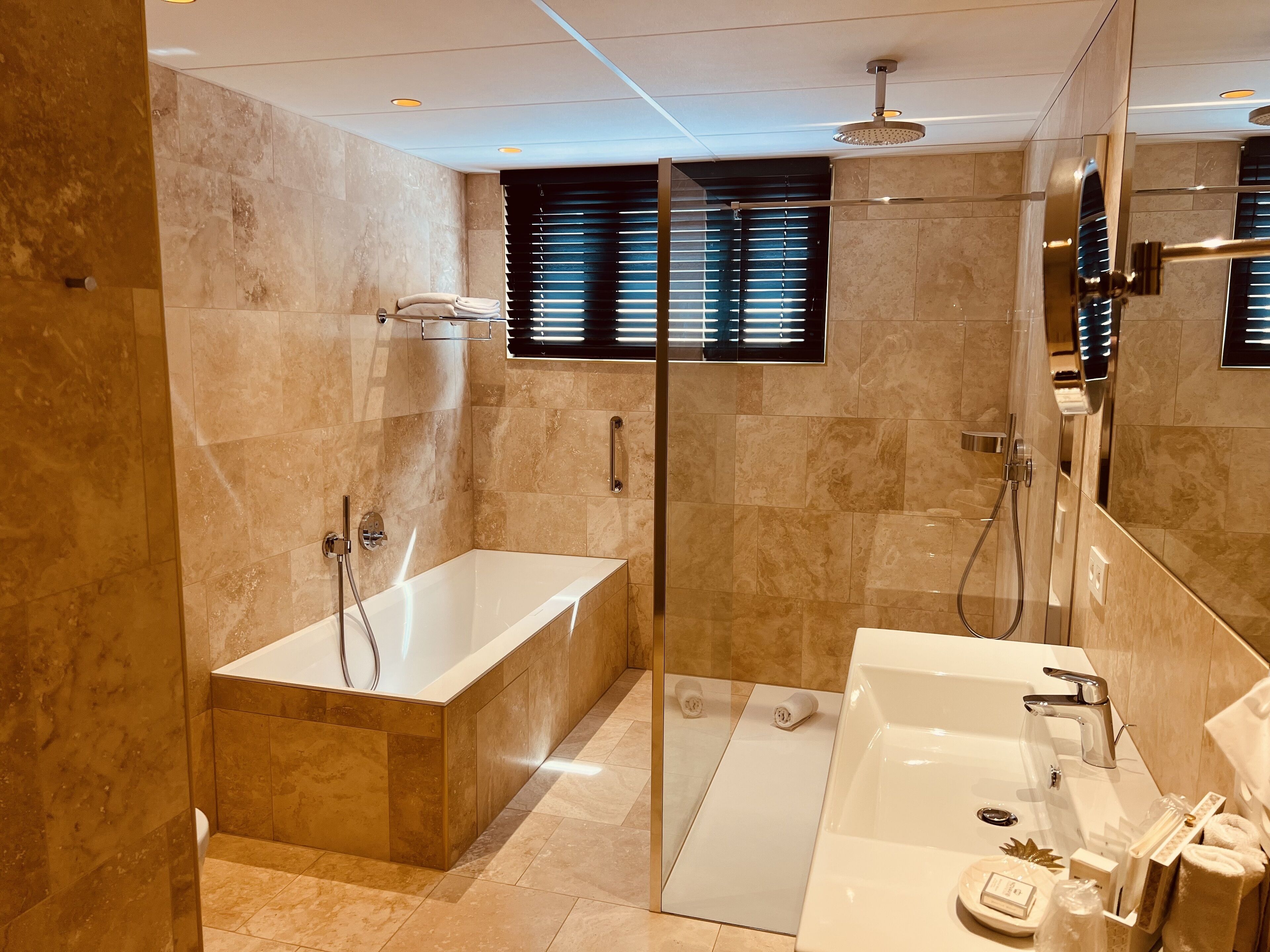 Combined shower/tub, deep soaking tub, rainfall showerhead