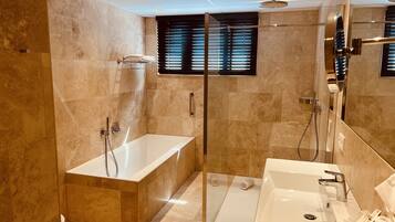 Combined shower/tub, deep soaking tub, rainfall showerhead