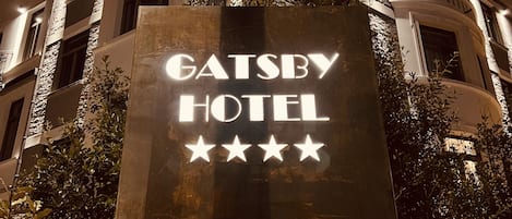 Letrero de GATESBY HOTEL con una calificación de cinco estrellas.