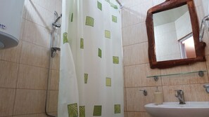 Felles sovesal, for menn og kvinner (6-Beds) | Bad | Separat badekar og dusj, kildevannsbadekar og regndusjhode