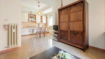 KĂŒhlschrank, Mikrowelle, Ofen, Herdplatte