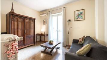 Télévision, lecteur de DVD, livres