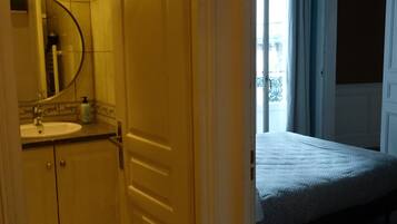 Apartment, Balcony, Mezzanine | Bilik Mandi | Pancuran mandi, kelengkapan dandanan diri percuma, pengering rambut