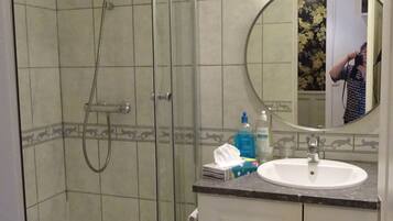 Apartemen, balkon, lantai mezzanine | Kamar mandi | Shower, perlengkapan mandi gratis, pengering rambut, dan jubah mandi