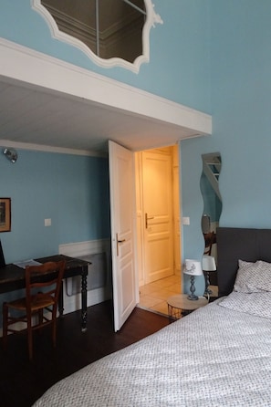 1 bedroom, desk, soundproofing, iron/ironing board - Le Quatre (Rennes)