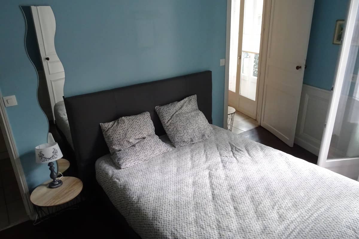 1 habitación, escritorio y sistema de insonorización
