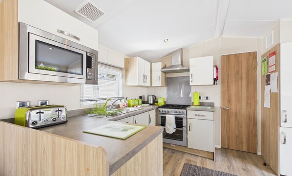 Kjøleskap, mikrobølgeovn, ovn og vannkoker