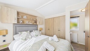 2 عدّة غرف نوم ومكواة/لوح كي وسرير سفر وواي فاي مجانًا