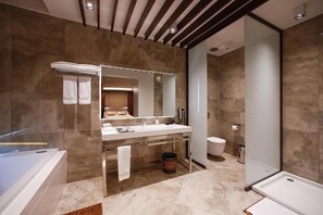 Shower, rainfall showerhead, free toiletries, hair dryer - Onhann Hotel (Balikesir)