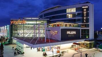 Fassade der Unterkunft – Abend/Nacht