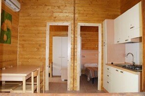 Bangalô, 2 quartos, para não fumantes | Cozinha americana privada | Geladeira, cooktop, talheres/pratos/utensílios de cozinha