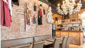Een restaurant met bakstenen muren, houten meubels en een bar.
