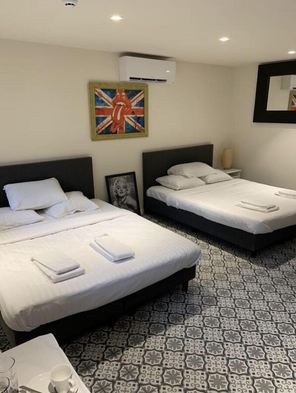 Deluxe Cottage | Premium bedding, desk, soundproofing, free WiFi