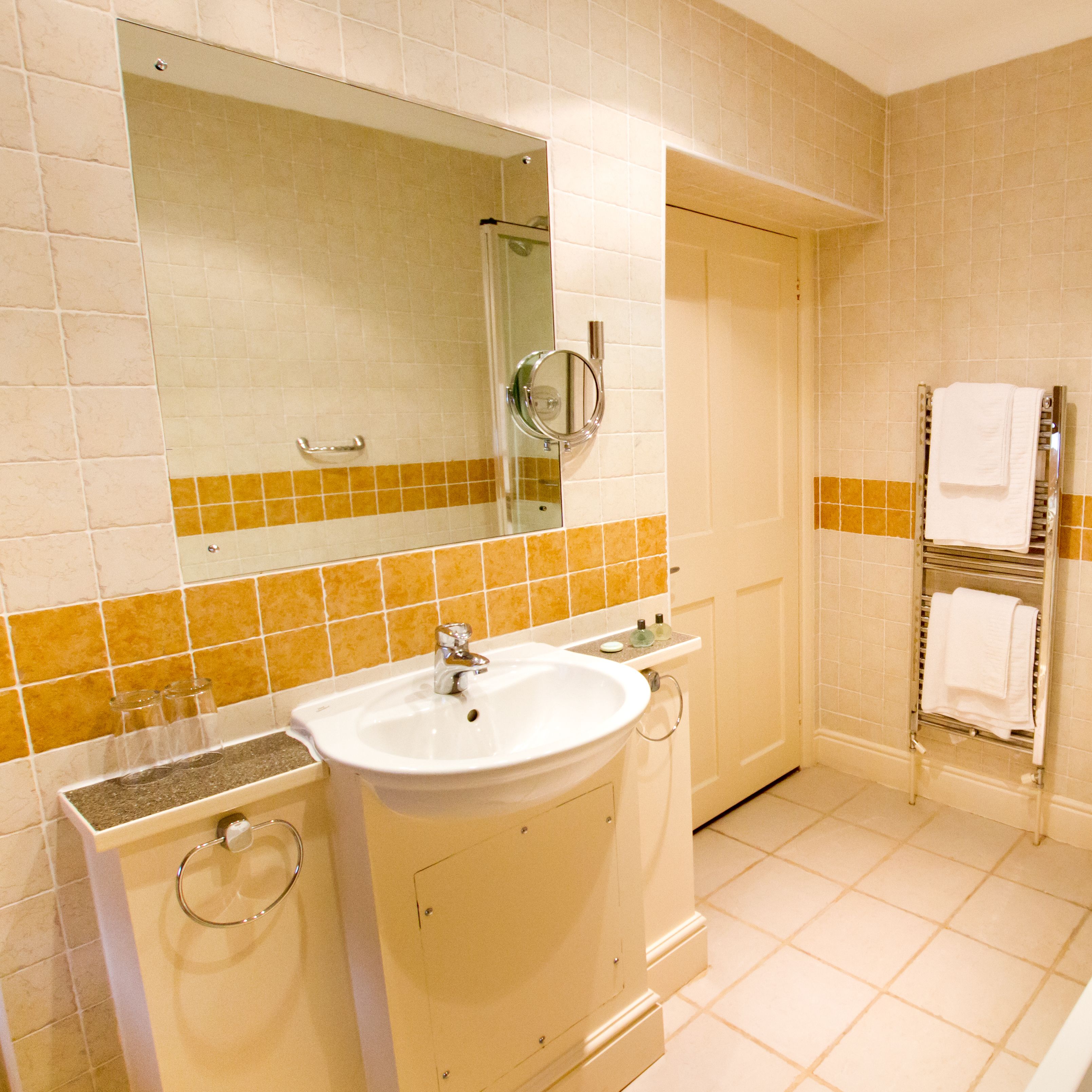 classic room, 1 double bed | bathroom | combined shower/bathtub, free toiletries, hair dryer, towels