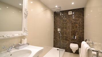 Kombinasi shower/bathtub dan perlengkapan mandi gratis