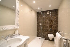 Een bad/douchecombinatie, gratis toiletartikelen, een haardroger