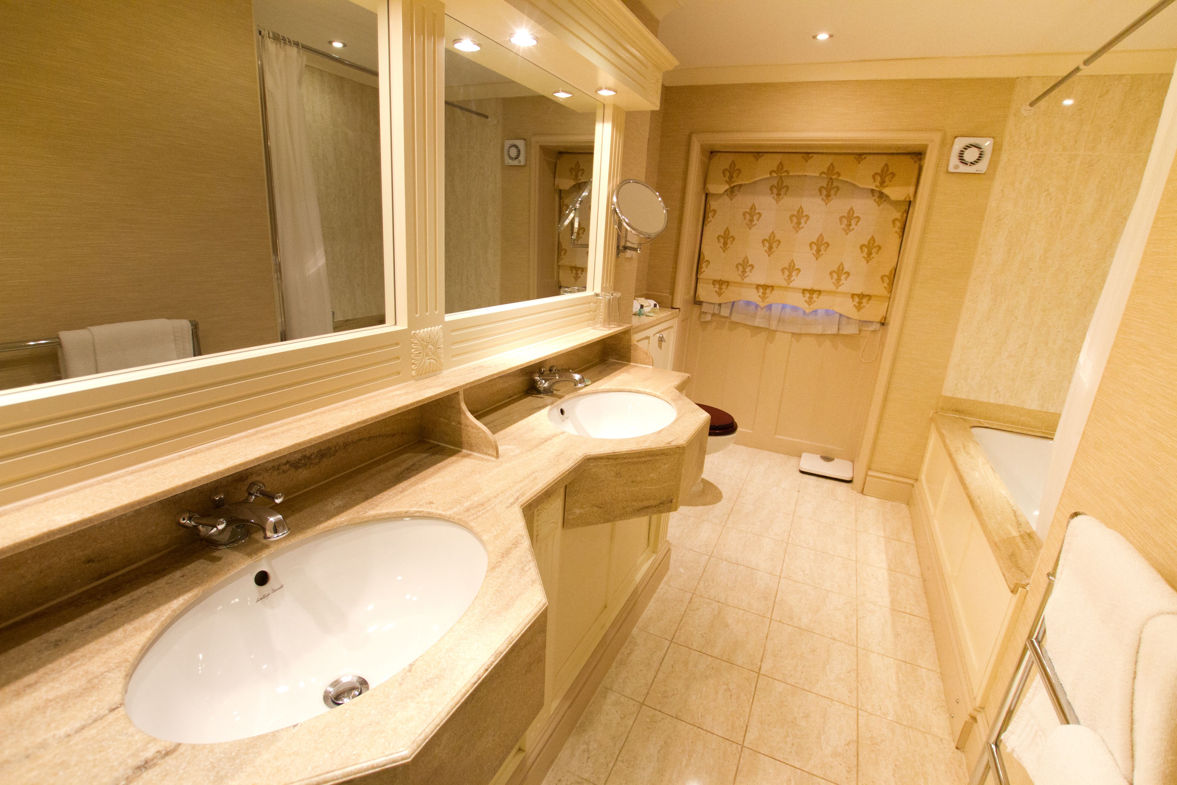 luxury room, 1 double bed | bathroom | combined shower/bathtub, free toiletries, hair dryer, towels