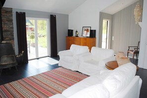 Una televisión, una biblioteca de música