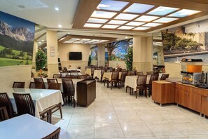 Breakfast, lunch and dinner served - The City Port Hotel (Istanbul)