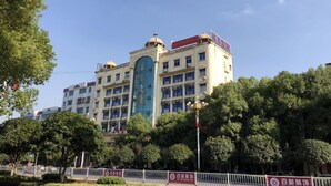 Un edificio de varios pisos con una fachada azul llamativa y un estilo arquitectónico tradicional.