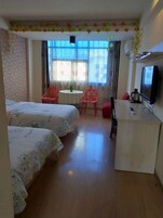 商务双床房 | 办公桌、遮光窗帘、熨斗/熨衣板、免费 WiFi