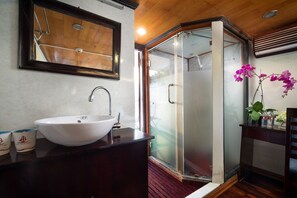 Deluxe kamer, balkon | Badkamer | Een douche, gratis toiletartikelen, een haardroger, pantoffels