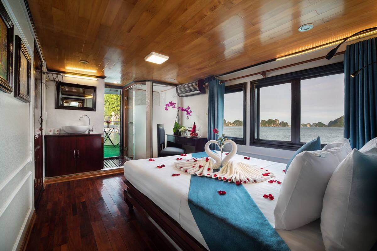 Quarto luxo, sacada | Frigobar, cofres nos quartos, escrivaninha, Wi-Fi de cortesia