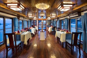 Phục vụ bữa sáng, bữa trưa, bữa tối, món địa phương v à quốc tế 