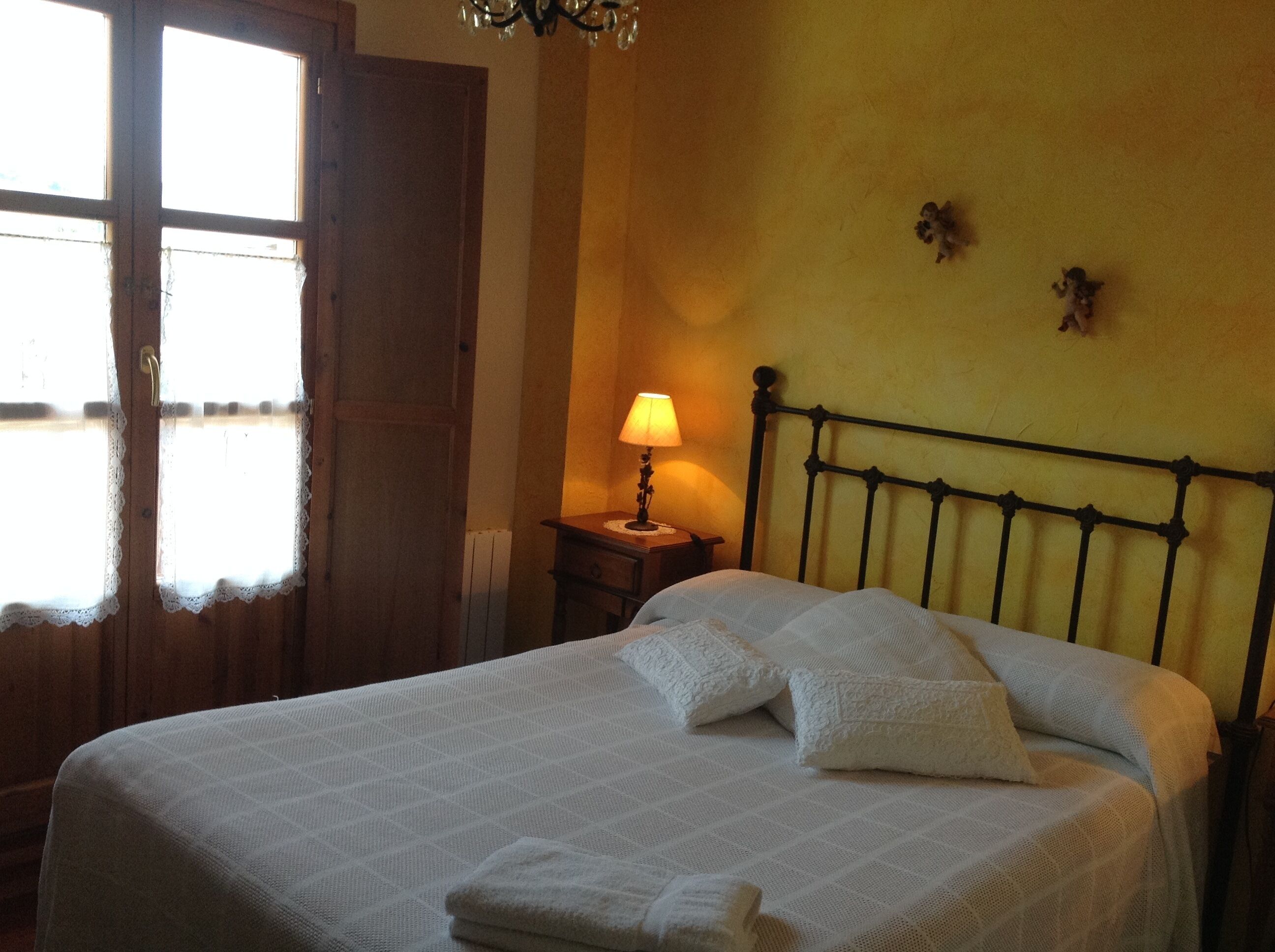 3 slaapkamers, een bureau, een strijkplank/strijkijzer, reisbedje