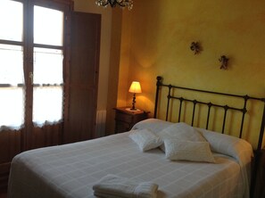 3 soveværelser, skrivebord, strygejern/strygebræt, weekendseng