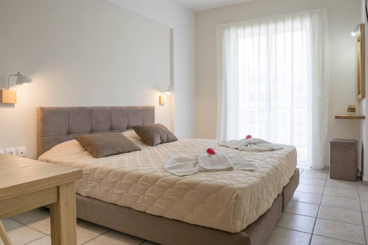 In-room safe, soundproofing, WiFi (free), bed sheets