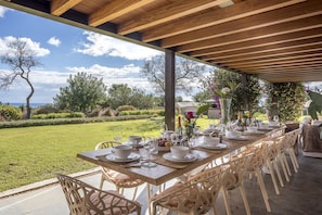 Daily continental breakfast (EUR 12 per person)