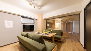 Deluxe Twin Room | 1 bedroom, down comforters, in-room safe, desk