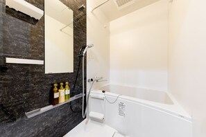 Baignoire et douche séparées, sèche-cheveux, chaussons